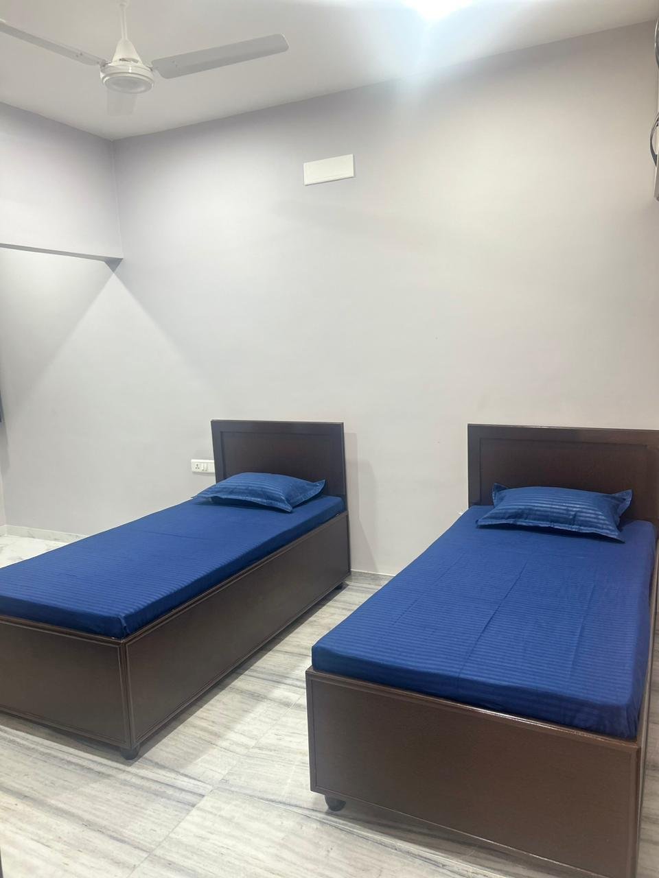 Fourwalls PG Navrangpura Ahmedabad